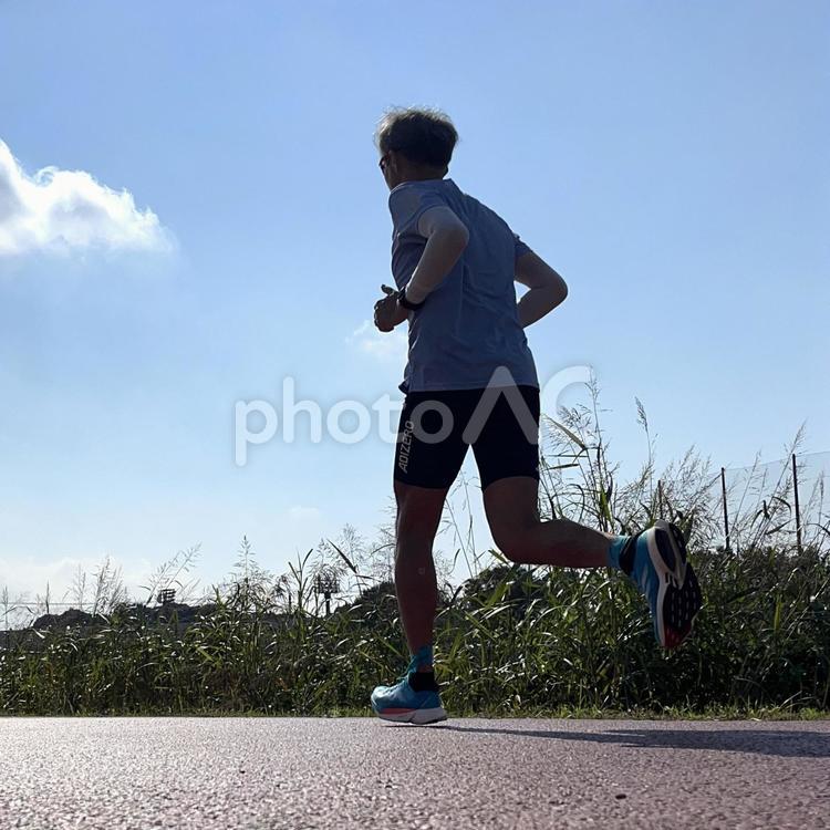 強い日差しの中を走る男性ランナー 男性,男,走るの写真素材