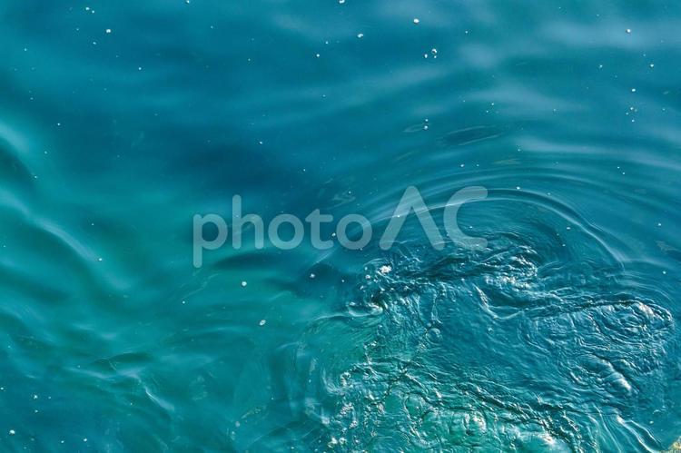 水面に漂う渦と青い波 水,液体,背景の写真素材