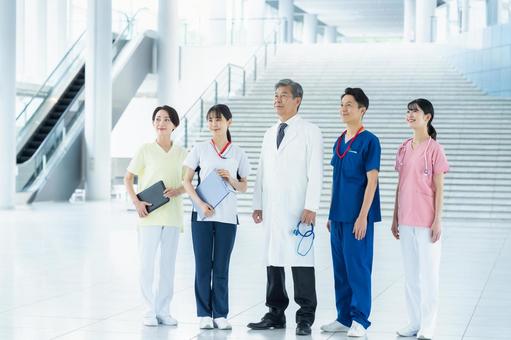 病院で働く医療スタッフ 医療スタッフ,笑顔,病院の写真素材
