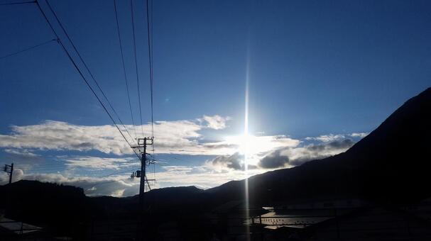 太陽が輝く空 太陽が輝く空の写真