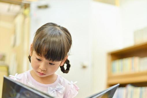 図書館で読書する女の子  夏休み2 子供,本,図書館の写真素材