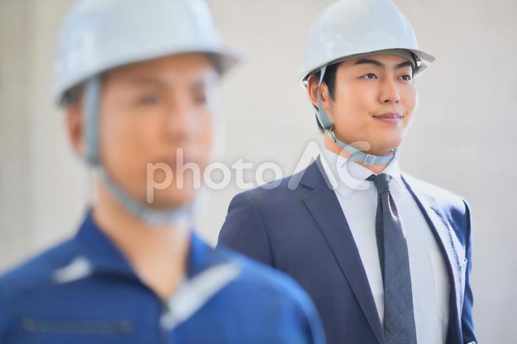 斜め後ろで微笑む男性 男性,仕事,社員の写真素材
