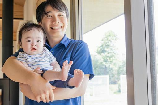 赤ちゃんを抱っこする保育士 赤ちゃんを抱っこする保育士 赤ちゃん,抱っこ,保育園の写真素材