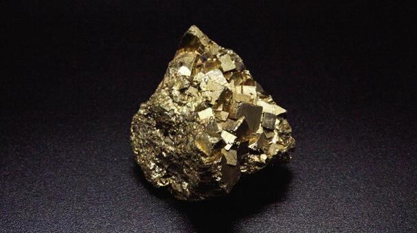 黄鉄鉱の結晶 原石 マクロ撮影 黒背景 黄鉄鉱,パイライト,鉱物の写真素材