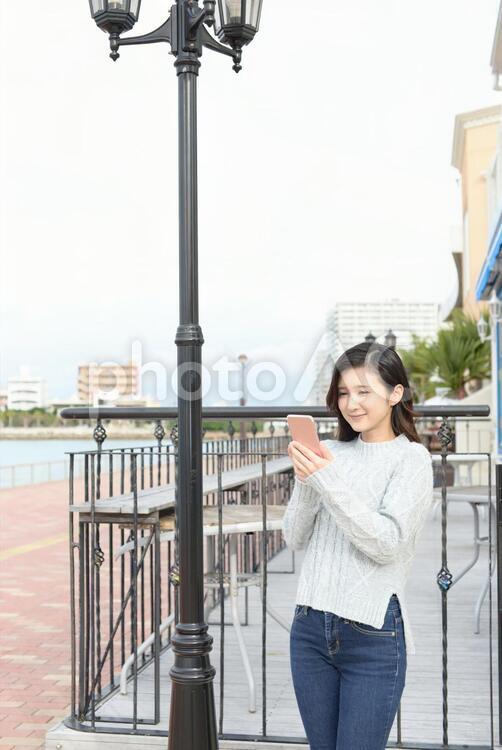 スマートフォンを持つ笑顔の女性 女性,女,笑顔の写真素材