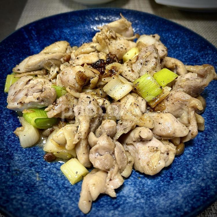 鶏肉とネギ塩アルモンデ炒め 旦那飯,男の料理,手料理の写真素材