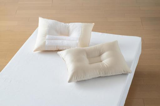 ベッドの上の枕 ベッドの上の枕 寝具,枕,ベッドの写真素材