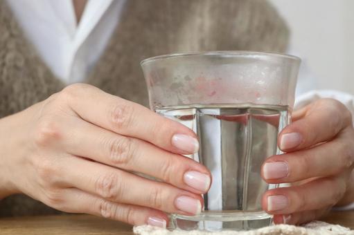 白湯の入ったグラスを持つ女性 白湯,水,女性の写真素材