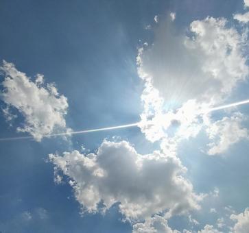 雲から太陽の光が洩れた空の写真
