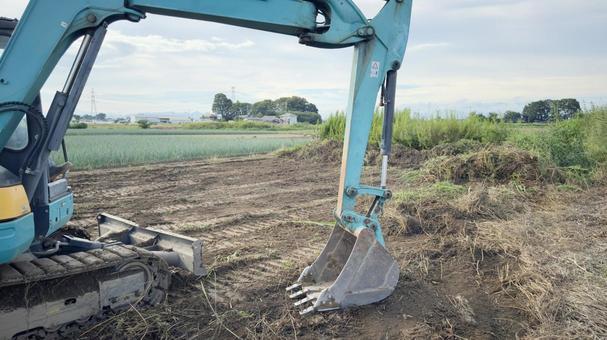 放置農地の畑をユンボで整備 放置農地の畑をユンボで整備 畑,ユンボ,ゴミ拾いの写真素材