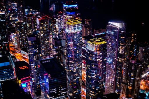 ネオンライトで照らされた都会 ネオンライトで照らされた都会 夜景,都市,車の写真素材