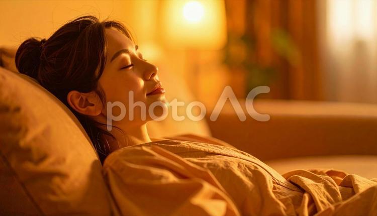 ソファによりかかりリラックスした女性 女性,ソファ,にこやかの写真素材