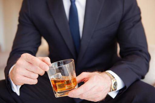 グラスを持つ腕時計をした人の手元 グラス,持つ,ウイスキーグラスの写真素材