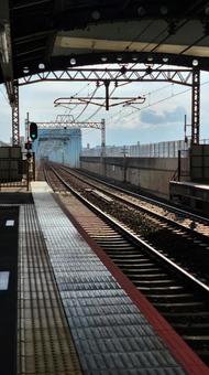 風景 風景 電車のホーム,信号機,線路の写真素材