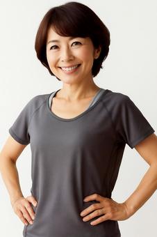 笑顔で健康的なスポーツウェアの中高年女性 笑顔で健康的なスポーツウェアの中高年女性の写真