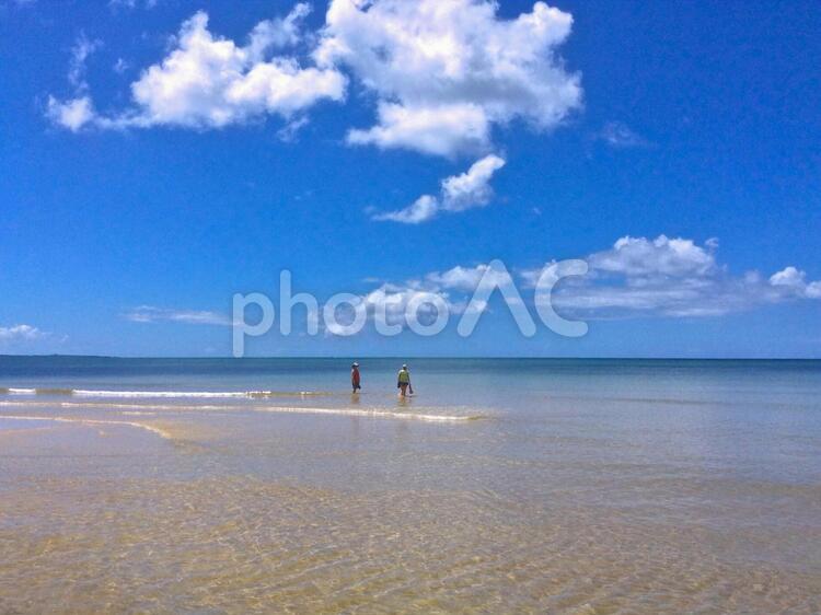 広く、浅く、透き通る海 海,空,夏の写真素材