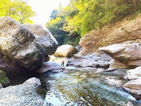 岩間 水辺 岩肌 岩間 水辺 岩肌 高知,綺麗な景色,自然の写真素材