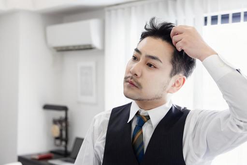 整髪・身だしなみを大事にするビジネスマン 整髪・身だしなみを大事にするビジネスマン 男性,人物,日本人の写真素材
