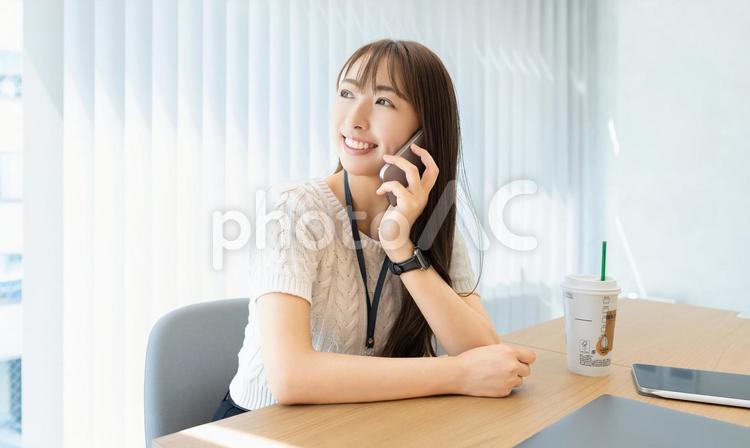 スマホで話す笑顔の女性・ビジネスウーマン 女性,スマホ,スマートフォンの写真素材