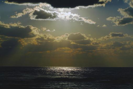 逆光_海 海,夕陽,雲の写真素材