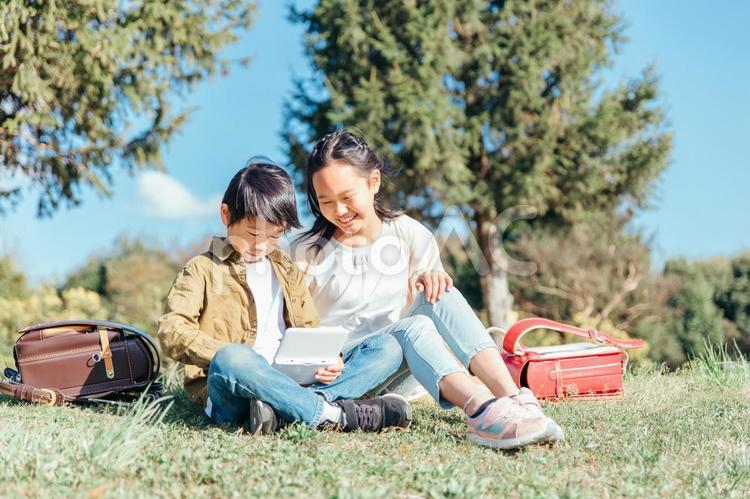 ゲームをする小学生 ゲーム,子供,オンラインゲームの写真素材