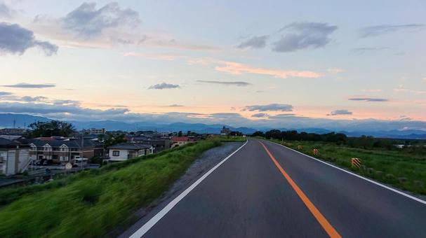 夕焼けの帰路 夕焼けの帰路の写真