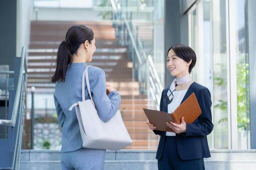 オフィス案内するコンシェルジュ 受付,コンシェルジュ,ビジネスの写真素材