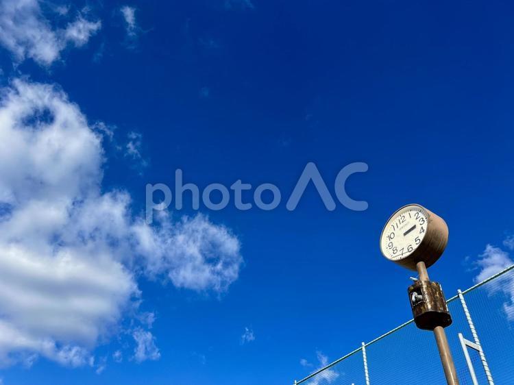 青空に浮かぶ公園の時計 青空,晴れ,スカイブルーの写真素材