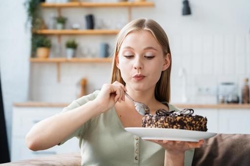 ケーキをこれから食べる女性 ケーキをこれから食べる女性 女性,人物,見るの写真素材