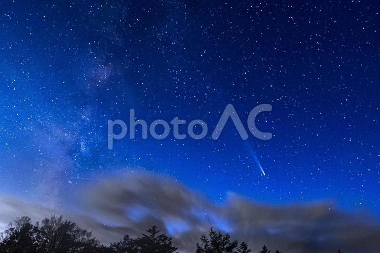 8万年ぶりのアトラス彗星 星,星空,夜空の写真素材