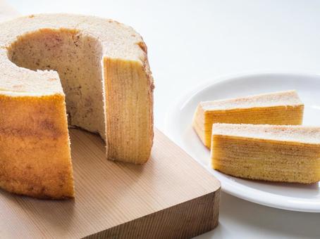 バウムクーヘンを切り分ける バウムクーヘンを切り分ける バウムクーヘン,バームクーヘン,ケーキの写真素材