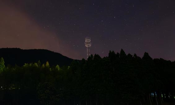 森に聳える塔と星空の静寂 森に聳える塔と星空の静寂の写真