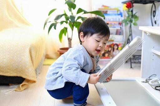 室内で遊ぶアジア人の幼児の日常シーン 子供,幼児,男の子の写真素材