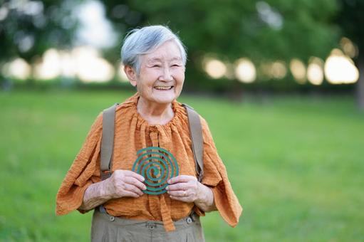 蚊取り線香を待ち見つめる女性 女性,蚊取り線香,持つの写真素材
