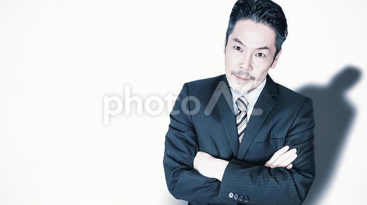無言で上を見上げるミドルシニアの経営者 男性,ビジネスマン,ビジネスの写真素材