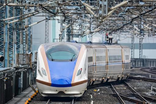 ホームを出発した上越北陸新幹線E7系 ホームを出発した上越北陸新幹線E7系 大宮駅,上越,北陸の写真素材