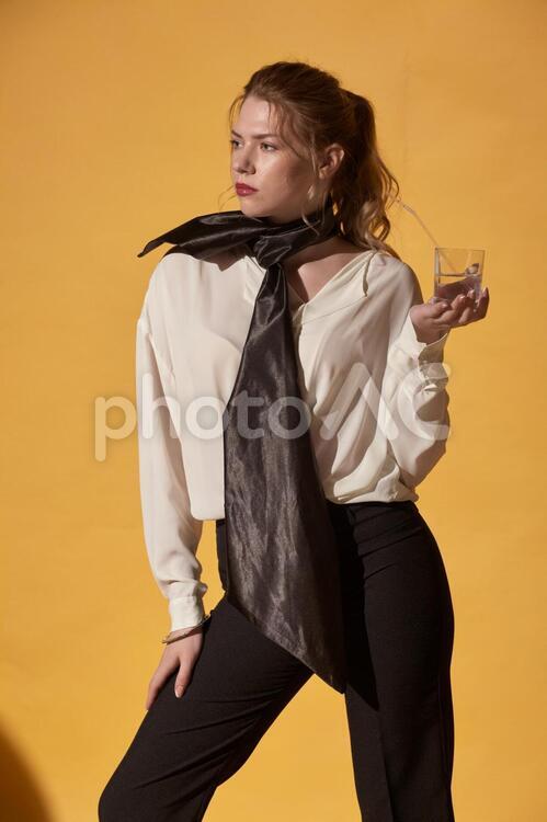 女性モデルのファッションポートレート（イエローバック）30 ファッションポートレート,モデル,女性の写真素材