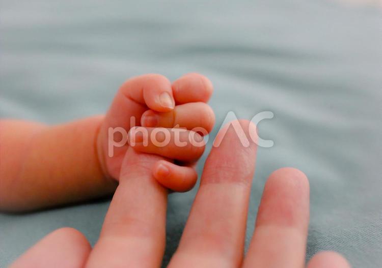 赤ちゃんとママ(指をギュッ) 赤ちゃん,ベビー,babyの写真素材