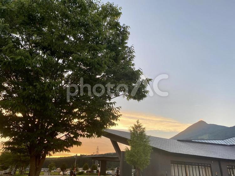 猪苗代町体験交流館　学びいなの夕暮れ 猪苗代町体験交流館,夕暮れ,夕方の写真素材