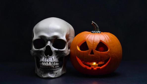 ハロウィンのかぼちゃと髑髏の写真