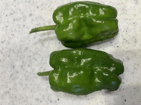 ピーマン ピーマン ピーマン,野菜,まな板の写真素材