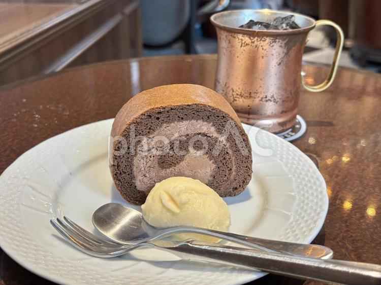 ロールケーキとアイスコーヒー コーヒー,ドリンク,ケーキの写真素材