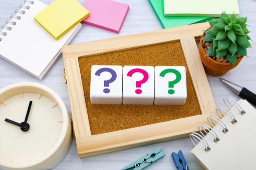 机上の雑貨とクエスチョンマーク 疑問,なぜ,はてなの写真素材
