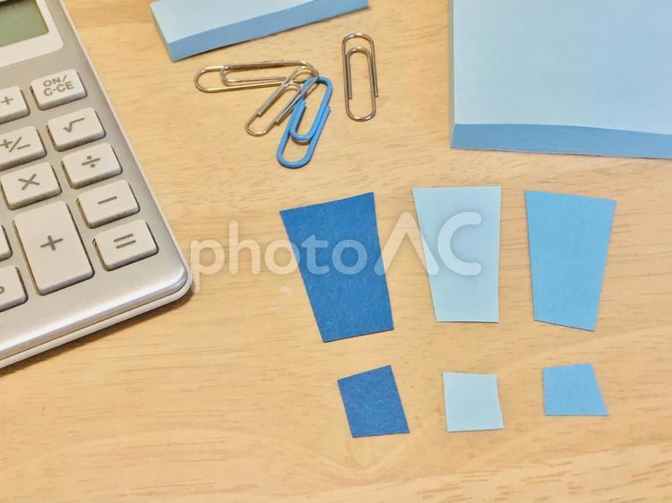 電卓や文房具とびっくりマーク！！！ ビックリ,びっくり,びっくりマークの写真素材