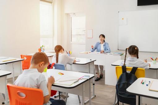 座って勉強する生徒たちと先生と太陽 女性,女の子,男の子の写真素材