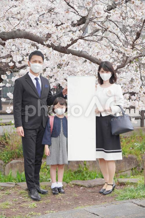 メッセージを持つ家族 入学,3人家族,並ぶの写真素材