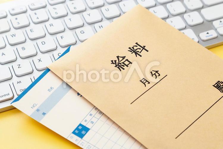 タイムカードと給料袋 給料袋,タイムカード,ビジネスの写真素材