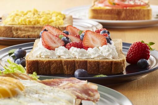 オープンサンドイッチ オープンサンドイッチ オープンサンドイッチ,トースト,料理の写真素材