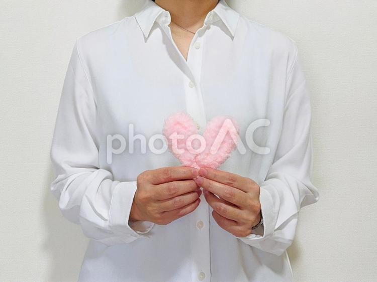 ハートを持つ白シャツを着た女性 ハート,支援,愛情の写真素材