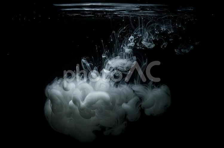 煙が右方向に流れている インク,水中,黒の写真素材